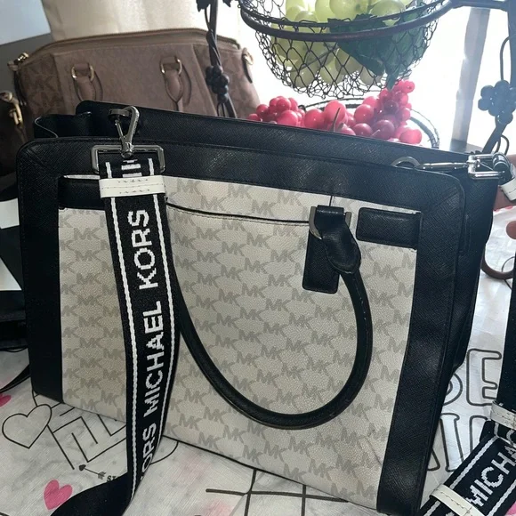 Michael Kors purse - Picture 2 of 3